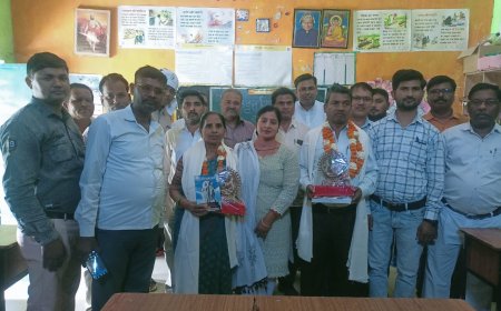 सेवानिवृत होने पर शिक्षकों को स्मृति चिन्ह , संविधान की प्रति और अंगवस्त्र किए भेंट