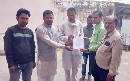 विद्युत तार बदलवाने के लिए सभासद में उप जिलाधिकारी को सोपा ज्ञापन