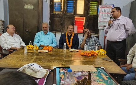 सेवानिवृत होने पर कनिष्ठ सहायक राकेश सिंह को दी गई भावभीनी विदाई