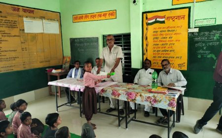 प्राथमिक विद्यालय के परीक्षाफल के साथ उत्कृष्ट नंबर लाने वाले मेधावी छात्रों के दिया गया पुरस्कार