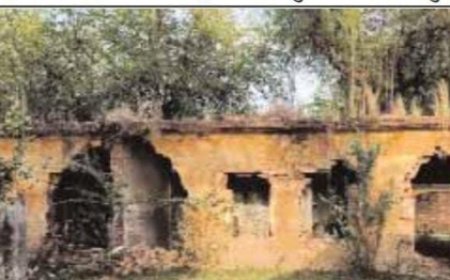 पाषाणकाल जैसी बनी पुरानी बिल्डिंग खंडहर में तब्दील