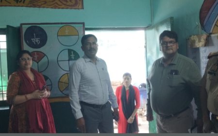 जिलाधिकारी ने प्राथमिक विद्यालय आटा के बूथों का किया निरीक्षण