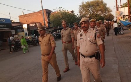 अर्ध सैनिक बल के साथ थानाध्यक्ष ने नगर में पैदल गस्त कर कराया सुरक्षा का एहसास
