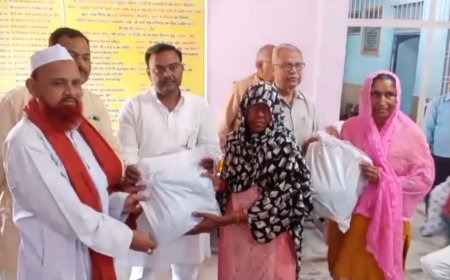 ईद पर्व को लेकर गरीब महिलाओं व पुरुषों को समाजसेवियों ने किए बस्त्र बितरण