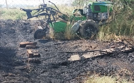 बिजली के तारों के शॉर्ट सर्किट से खेत में लगी आग,खेत में रखे पाइप और मिनी ट्रैक्टर जलकर राख