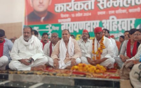 तहसील स्तरीय समाजवादी पार्टी कार्यकर्ता सम्मेलन में जुटे इंडिया गठबन्धन के लोग