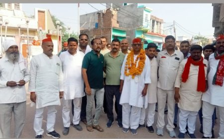 इंडिया गठबंधन सपा प्रत्याशी नारायणदास अहिरवार के पक्ष में वोट मांगने निकली सैकड़ों की टीम