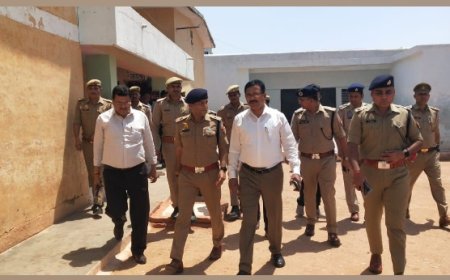 डीएम व एसपी ने संयुक्त रूप से किया कारागार की बैरकों का निरीक्षण