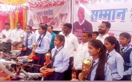 सर्वाधिक अंक प्राप्त करने छात्र-छात्राओं को किया गया पुरुस्कृत
