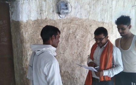 सहायक लाइनमैन राजेश कुमार द्वारा बिल जमा करने का उपभोक्ताओं पर बना रहे दबाव