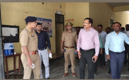 जिलाधिकारी ने मतदान केन्द्रों का निरीक्षण कर माॅडल बूथ बनाने के दिये निदेश