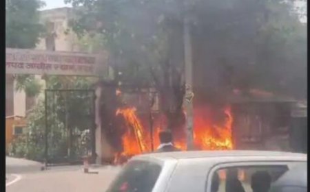 जिला जजी के बाहर अचानक लगी आग से धिवक्ताओं के तीन चैंबर जलकर राख