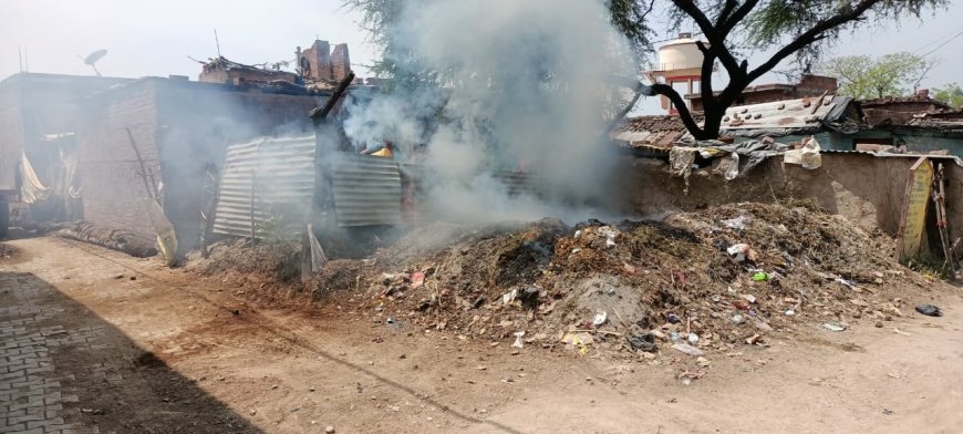 ग्रामीणों ने बड़ी मशक्क़त से घूरे में लगी आग को बुझाया