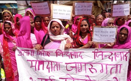 गुलाबी गिरोह ने निकाली मतदाता जागरूकता रैली