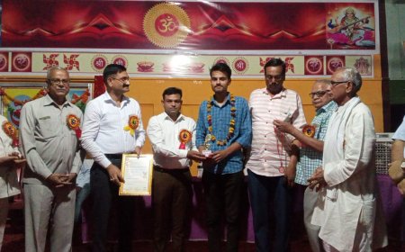 मेधावी छात्रों को किया गया सम्मानित