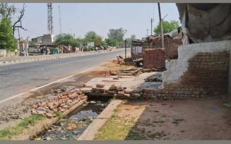 रोड़ के किनारे पसरा अतिक्रमण जल भराव से परनाला का पानी न निकलने से घर गिरने की चपेट में