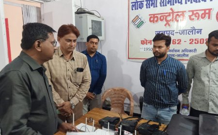 चुनाव प्रेक्षक प्रदीप गावड़े केशोराव ने कलेक्ट्रेट परिसर में स्थापित कंट्रोल रूम का किया निरीक्षण