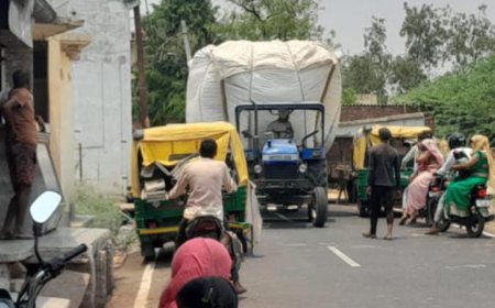 घर के बाहर सड़क पर खडे़ वाहनों से लगता है जाम,राहगीरों को हो रही भारी परेशानी