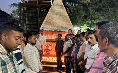 न्यूज 18 के संवाददाता प्रदीप त्रिपाठी के निधन पर पत्रकारों ने गांधी चबूतरे पर दी श्रद्धांजलि