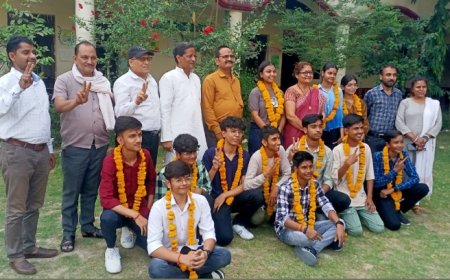 सी.बी.एस.ई. कक्षा बारह के परिणाम में अव्वल रहे