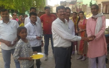 पीले चावल बांटकर मतदान के लिए किया जागरूक