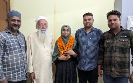 मेधावी छात्रा को ननिहाली जनों ने माला पहनाकर व मिठाई खिला कर किया सम्मानित