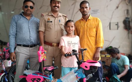 खाकी वाले गुरुजी ने छात्रा को भेंट की साइकिल