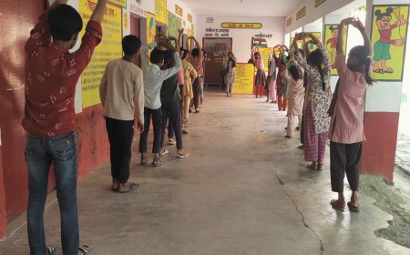 परिषदीय विद्यालय में बच्चों का योगाभ्यास एवं दीक्षा कार्यक्रम