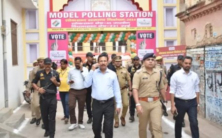 बूथों पर व्यवस्था देखने निकले अधिकारी