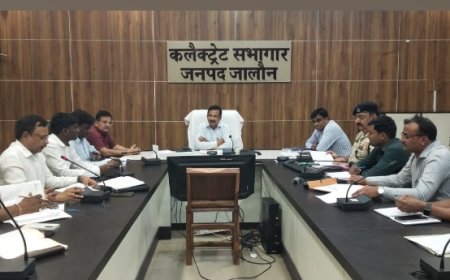 जिलाधिकारी ने ली सड़क सुरक्षा समिति की बैठक में सम्बंधित अधिकारियों को दिये आवश्यक निर्देश