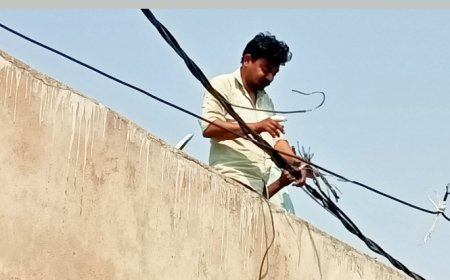 विद्युत केवल में आग लगने से कई मुहल्लों की बिजली ठप्प