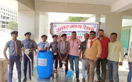 रेल यात्रियों को स्काउट गाइड ने पिलाया निशुल्क शीतल जल