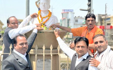 वीर सावरकर की 141वीं जयन्ती पर हिन्दू महासभा ने किया नमन