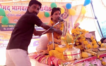 भागवत कथा व्यास पं श्री सुधीर कृष्ण शास्त्री श्री वृंदावन धाम को पगड़ी एवं पुष्पमाला प्रदान कर किया सम्मानित