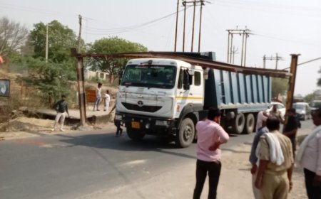 ओवरलोड वाहनों की रोकथाम के लिए लगाए गए हाईटगेट को भी ओवरलोड वाहनों ने टक्कर मारकर तोड़ा