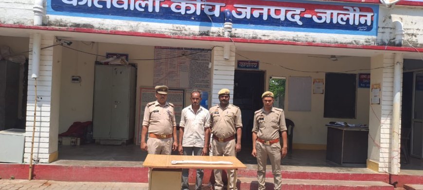 धारा 307 के आरोपी को पुलिस ने कुल्हाड़ी सहित किया गिरफ्तार