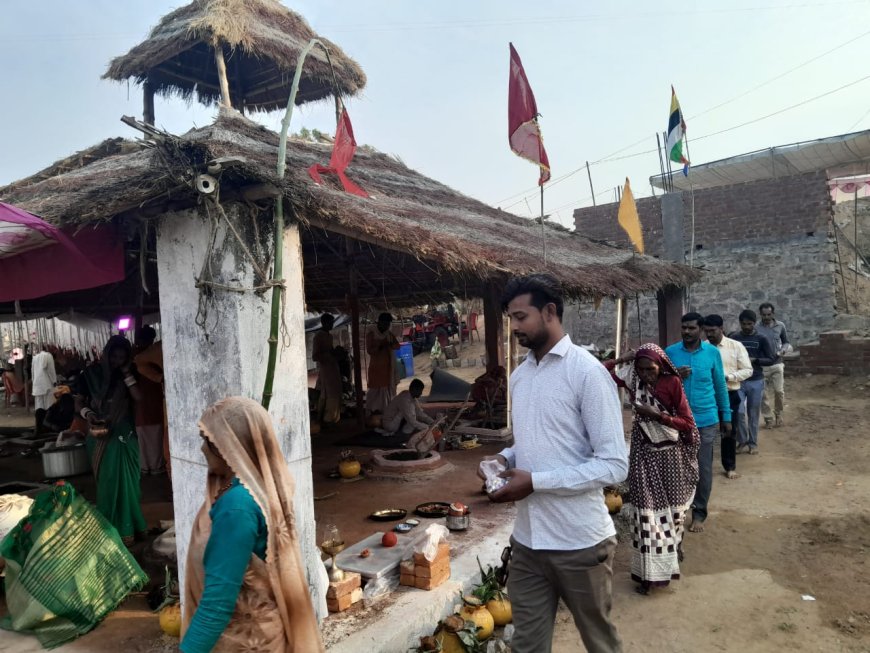 सिद्ध बाबा मंदिर में आयोजित महायज्ञ में उमड़ रही भक्तो की भीड़