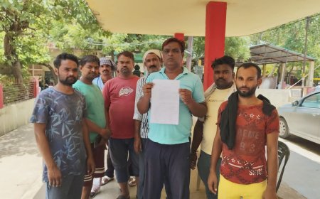 नलकूप के बेस्टेज पानी से प्यास बुझाने की मुहल्लेवासियों ने लगाई गुहार