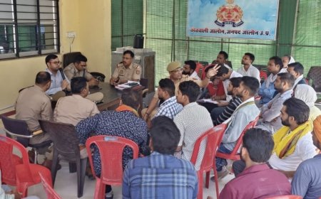 एस डी एम व सी ओ जालौन की अध्यक्षता में अग्नि सुरक्षा उपायों को लेकर हुई एक बैठक