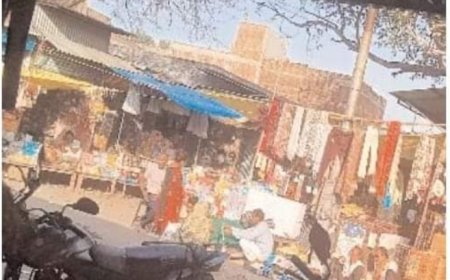 बाजार में दुकानदारों ने नाली के ऊपर कर रखा अवैध कब्जा, राहगीर परेशान