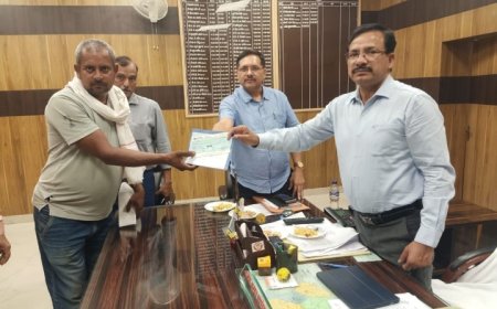 कृषि कार्य के दौरान मृत हुई महिला के परिजनों को जिलाधिकारी ने दी 3 लाख की चेक