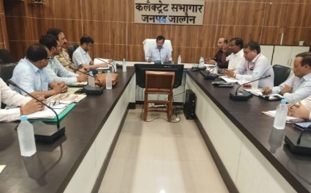 नौ जून को होने वाली उ. प्र. संयुक्त बीएड प्रवेश परीक्षा को नकल विहीन कराये जाने के लिए डीएम ने कलेक्ट्रेट में ली बैठक