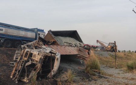 डीसीएम और ट्रक में जोरदार भिड़ंत में लगी आग से दोनों बाहन खाक