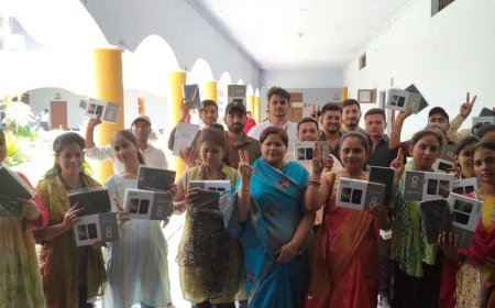 सेठ वीरेंद्र कुमार महाविद्यालय में बांटे गए स्मार्टफोन/टैबलेट