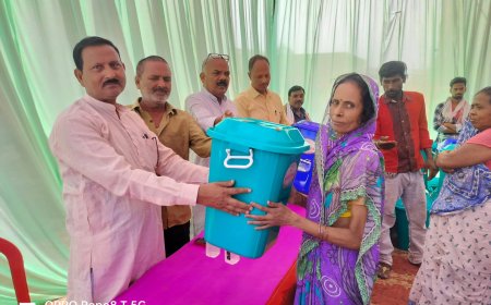 नगर पालिका में बांटे गए डस्टबिन