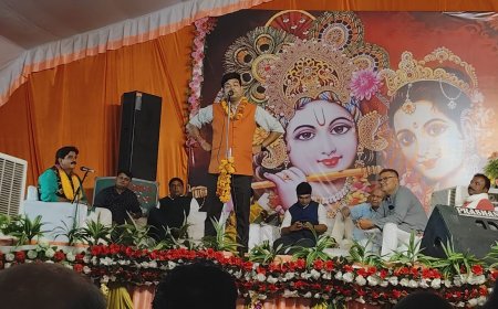 अखिल भारतीय कवि सम्मेलन में कवियों ने जमाई महफिल, लोगों ने लगाए खूब ठहाके