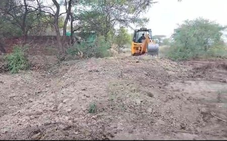 जब मनरेगा का कार्य करेगी जेसीबी तो मजदूर क्या खायेंगे जहर?