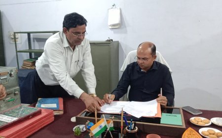 जिलाधिकारी ने कोषागार पहुंच कर लिया चार्ज