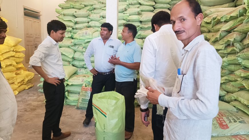 संयुक्त टीम ने तीन प्रतिष्ठानों से उर्वरक के भरे सैम्पुल