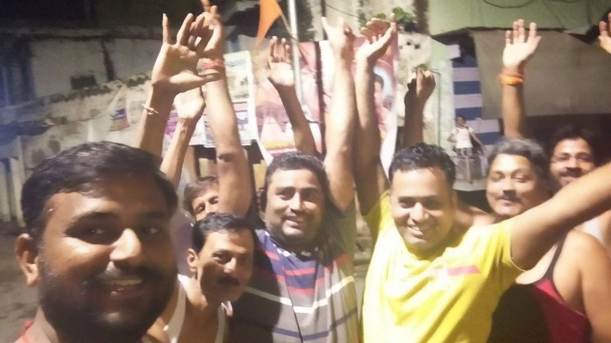 टीम इंडिया के विश्व विजयी होने पर लोगों ने गोले दाग कर, मिठाई बांटकर मनाई खुशियां